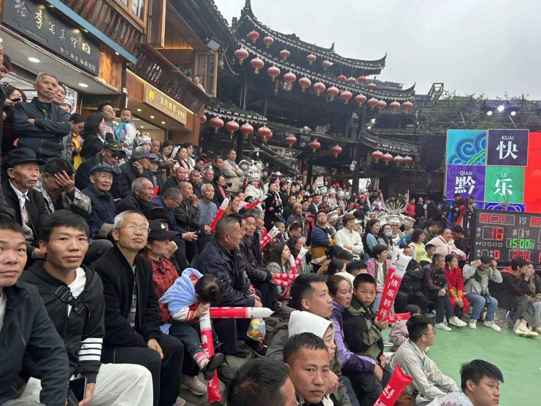 有篮球抱规则球没上场怎么办_篮球比赛抱球不走犯规吗_篮球场上的规则有没有抱球