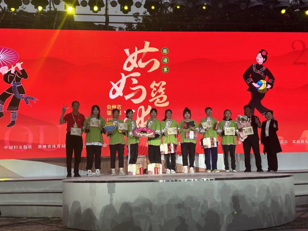 有篮球抱规则球没上场怎么办_篮球场上的规则有没有抱球_篮球比赛抱球不走犯规吗
