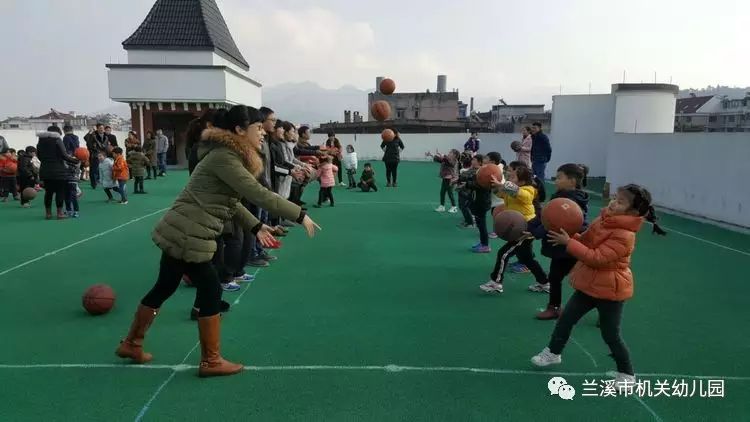 传球篮球接力赛技巧和方法_传球篮球接力赛技巧视频_接力赛篮球传球技巧