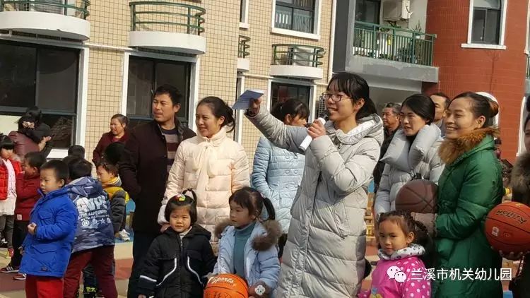 传球篮球接力赛技巧和方法_传球篮球接力赛技巧视频_接力赛篮球传球技巧