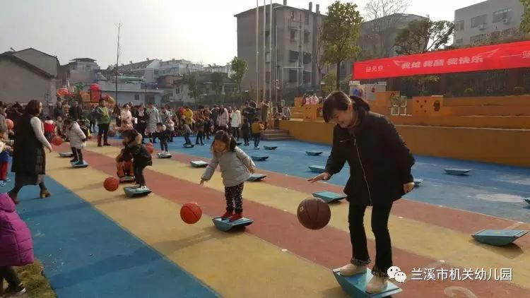 传球篮球接力赛技巧和方法_传球篮球接力赛技巧视频_接力赛篮球传球技巧