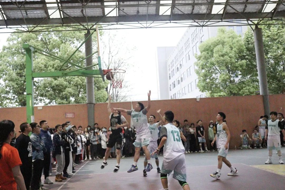 篮球手势规则教学_篮球场的规则手势_手势篮球规则图解
