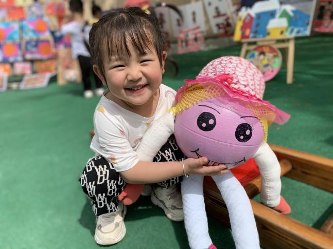 幼儿园单手交替拍篮球技巧_篮球交叉拍球_教案篮球左右交替拍球