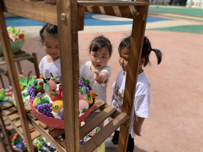 篮球交叉拍球_幼儿园单手交替拍篮球技巧_教案篮球左右交替拍球