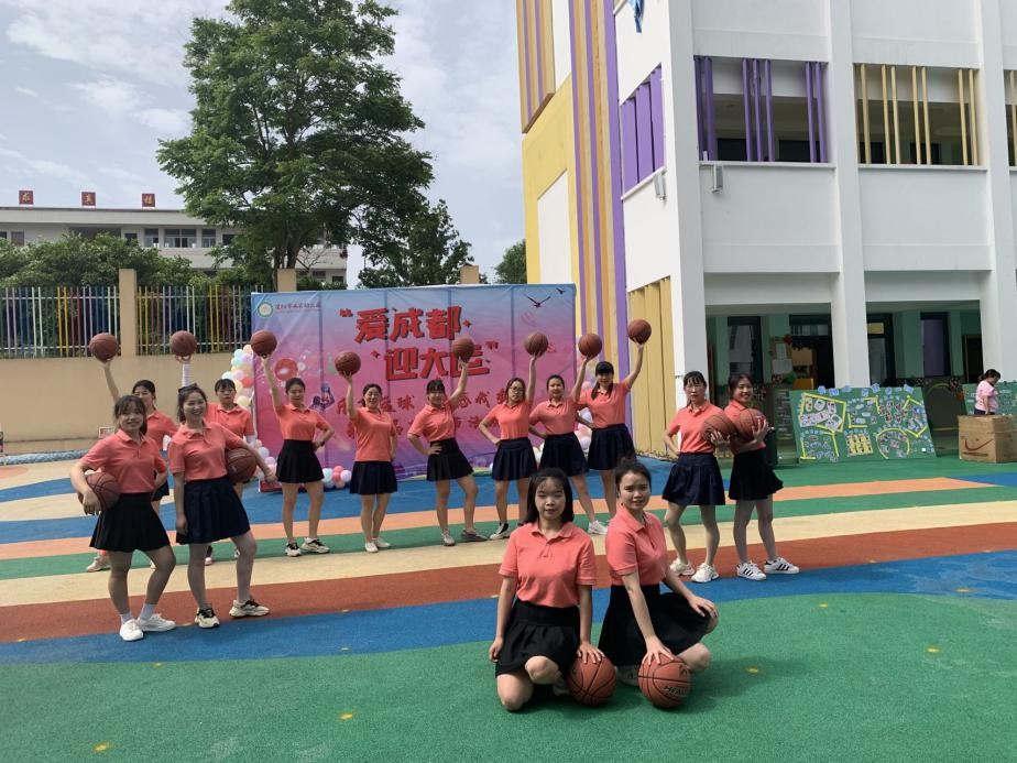 幼儿园单手交替拍篮球技巧_教案篮球左右交替拍球_篮球交叉拍球