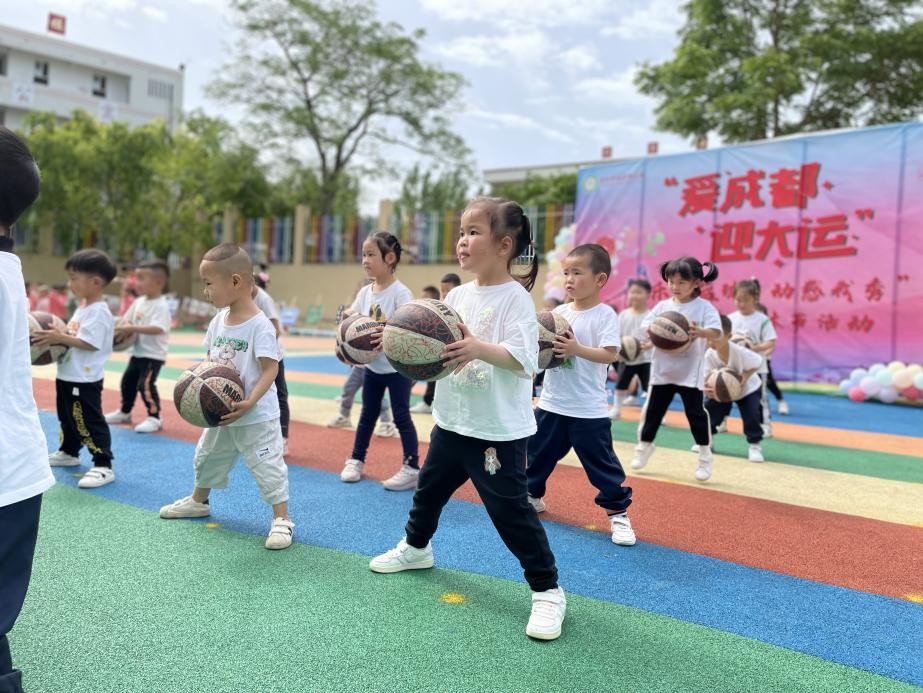 篮球交叉拍球_幼儿园单手交替拍篮球技巧_教案篮球左右交替拍球