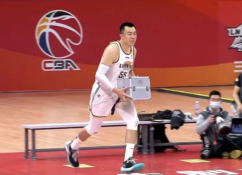 篮球冠军戒指是什么材质_篮球球迷专属冠军戒指是什么_球迷版总冠军戒指